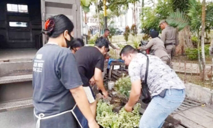 Satpol PP Tertibkan Lapak Pedagang di Taman Kota Siteba 1 PENERTIBAN PEDAGANG— Petugas Satpol PP Kota Padang membongkar lapak-lapak pedagang yang berada di Taman Kota dan alun-alun kawasan Siteba, Kecamatan Nanggalo, Selasa (4/6).