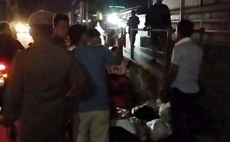 TERTANGKAP TANGAN BUANG SAMPAH— Tim gabungan Satpol PP  Kota Padang Padang, Trantib Kecamatan dan Kelurahan berhasil mengawamankan lima orang oknum warga tertangkap tangan membuang sampah di median jalan kawasan Parupuk Tabing, Kecamatan Kototangah, tepatnya di samping halte, Sabtu (15/6) malam.