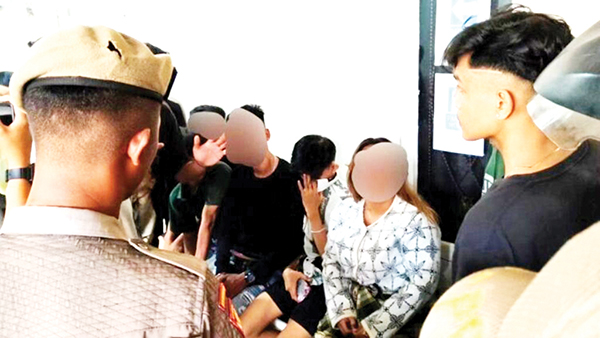 JALANI PEMERIKSAAN— Lima orang remaja yang diduga berbuat mesum di rumah kos-kosan di kawasan Kuranji, setelah digerebek warga setempat, langsung diserahkan ke Satpol PP dan menjalani pemeriksaan.