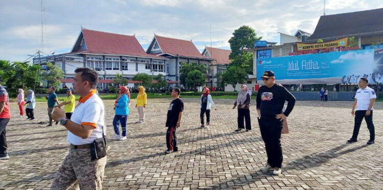 SENAM BERSAMA— Pj Wali Kota Padang Andree Algamar mengikuti kegiatan berolahraga pagi bersama Aparatur Sipil Negara (ASN) di lingkungan Pemko Padang di lapangan upacara kantor Balai Kota Padang, Rabu (19/6) pagi.
