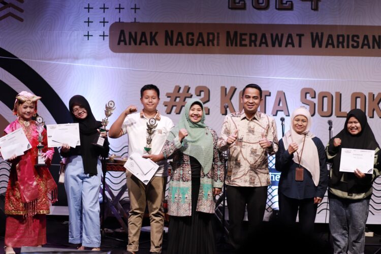 FOTO BERSAMA—Wakil Wali Kota Solok, Dr.H.Ramadhani Kirana Putra usai menutup kegiatan “Galanggang Arang 2” tahun 2024, fota bersama  pememang.