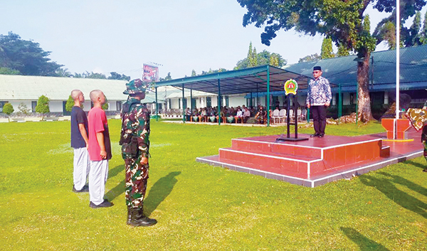 PEMBINAAN— Pj Sekda Kota Padang Yosefriawan membuka kegiatan pembinaan terpadu kepada anak jalanan, di Batalyon Infantri 133/Yudha Sakti, Air Tawar, Kamis (27/6).