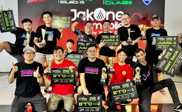 Persiapan PON XXI, 250 Atlet Mini 4WD Mulai Panaskan Mesin 1 PERSIAPAN PON— Persiapan PON, atlet mini 4WD bertanding di JakOne Mobile Indonesia Damper Class 2024 Round 2 di Cinere Bellevue Mall, Kota Depok.