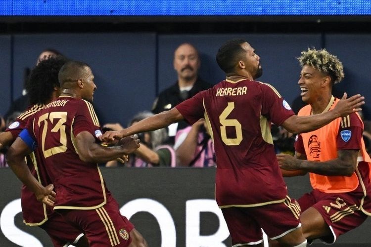 Hasil Laga Copa America 2024, Venezuela Temani Argentina, Ekuador Pecundangi The Reggae Boyz 1 MENANG— Venezuela berhasil mencatatkan kemenangan penting dalam laga kedua Grup B Copa America 2024. Pada pertandingan yang digelar di SoFi Stadium, California, Kamis (27/6) pagi WIB, La Vinotinto berhasil menundukkan Meksiko dengan skor 1-0.