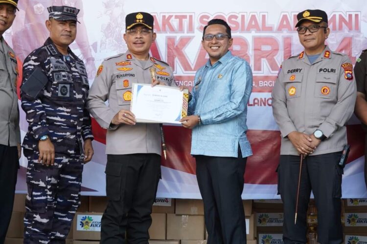 Kapolda Sumbar Serahkan Bantuan AKABRI 94 1 71f60adc e58f 4dfc ba5f 8b1b0676c5dd