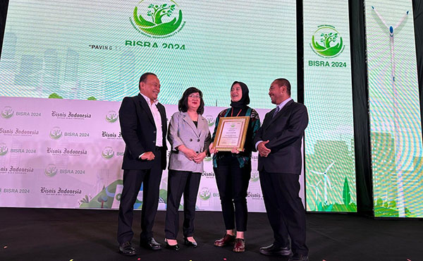 TERIMA PENGHARGAAN-Manager Corporate Social Responsibility AHM Catur Sri Wulandari (kanan kedua) foto bersama Presiden Komisaris Bisnis Indonesia Group Hariyadi Sukamdani (Kanan) selepas menerima penghargaan BISRA.