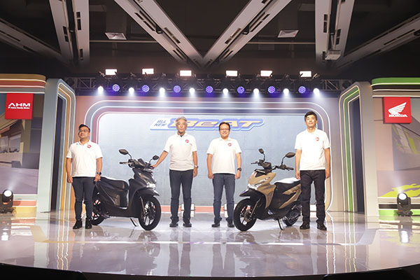 Tampil dengan Desain dan Fitur Keamanan Baru, AHM Luncurkan All New Honda BeAT 1 MOTOR BARU— Marketing Director AHM, Octavianus Dwi, President Director AHM, Susumu Mitsuishi, Executive Vice President Director AHM, Thomas Wijaya dan Marketing Director AHM- Naoki Kajino memperkenalkan All New Honda BeAT di AHM Safety Riding Park (3/6).
