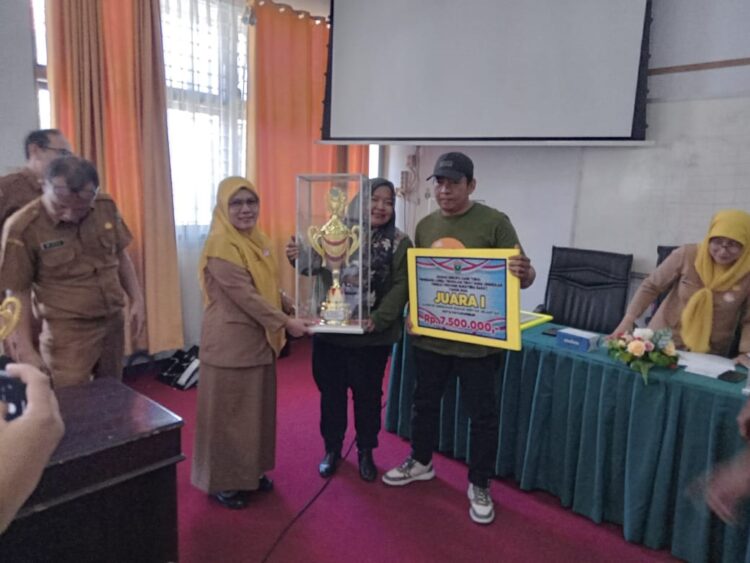 Ciptakan Inovasi Komba Milea, Warga Payakumbuh Wakili Sumbar ke Tingkat Nasional 1 TERIMA PENGHARGAAN— Afriandi penggagas Komba Milea menerima penghargaan usai keluarga sebagai juara dalam lomba TTGU tingkat Provinsi Sumbar.