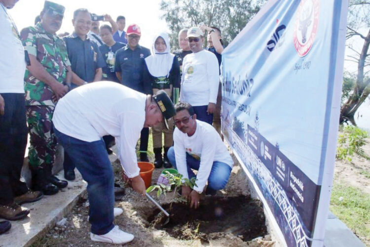 Peringatan Hari Lingkungan Hidup Sedunia, Pemkab Agam Canangkan Project 1 Nagari 1 Pengolahan Sampah 1 TANAM POHON— Penanaman bibit Cemara Laut dan Ketapang sebanyak 1000 pohon
sebagai bagian dari acara peringatan Hari Lingkungan Hidup Sedunia 2024, Rabu (13/6)
di tepi Pantai Muaro Mati.