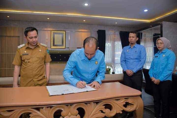 Pj Fuzan Hasan Teken Kerjasama, Bantuan Hukum dari Kejari untuk Pemko 1 TEKEN—Andarias D’Orney, Kejari Sawahlunto tanda tangani atau teken kerjasama dengan Pemko Sawahlunto.