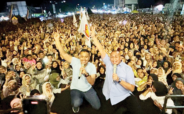 Andre Rosiade: Vasko Ruseimy Ditugaskan Ikut Pilgub Sumbar 1 IKUT PILGUB— Ketua DPD Partai Gerindra Sumbar H Andre Rosiade bersama kader muda terbaiknya, Vasco Ruseimy saat kampanye akbar Prabowo- Gibran Rakabuming Raka, beberapa waktu lalu. Pada Pilgub Sumbar 2024, Vasco Ruseimy dipastikan siap mengikuti kontestasi lima tahunan itu.