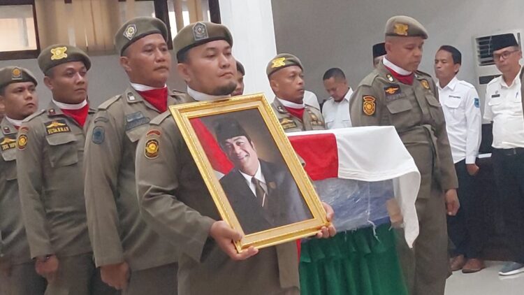 PELEPASAN— Almarhum Refrizal, anggota Komisi I DPRD Kota Sawahlunto, dilepas sebelum dikebumikan di pemakaman keluarga.