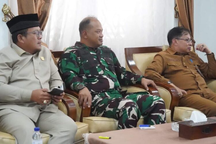 Anggota KPAI Sarankan SSB Ada di Tanahdatar 1 BERSAMA— Ketua DPRD Tanahdatar Roni Mulyadi bersama Dandim 0307 Tanah Datar Letkol Inf. Agus Priyo Pujo Sumedi, saat menyampbut kedatangan Komisioner KPAI.
