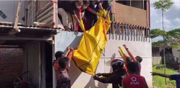 Pria Paruh Baya Tewas Membusuk dalam Rumah 1 BPBD Bukittinggi evakuasi penemuan mayat di perumahan Atas Ngarai