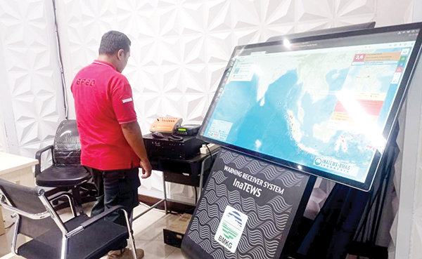 BPBD Uji Coba Aktivasi 18 Sirene Peringatan Dini Tsunami 1 UJICOBA— Operator Pusdalops PB BPBD Kota Padang, melalui pengeras suara dari ruang Comand Center Pusdalops PB BPBD Kota Padang, di Lantai II Kantor Balai Kota Aiapacah, melakukan pemberitahuan ujicoba aktivasi terhadap 18 sirene peringatan dini tsunami yang terdapat di beberapa titik Kota Padang, Rabu (26/6) pukul 10.00 WIB.