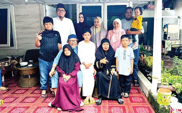 LEBARAN DI KAMPUNG— Bakal Calon Wali Kota (Bacawako) Padang periode 2024-2029, Braditi Moulevey membawa istri beserta anak-anak saya berlebaran merayakan Idul Adha 1445 Hijriah di kediaman keluarga besarnya di kawasan Marapalam, Kecamatan Padang Timur, Kota Padang, Senin (17/6).