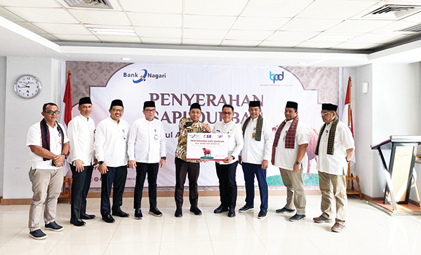 Idul Adha 1445 H, Bank Nagari Salurkan 12 Ekor Sapi Kurban 1 PENYERAHAN SAPI KURBAN— Pjs Dirut Bank Nagari Gusti Candra, menyerahkan secara simbolis sapi kurban kepada Pemprov Sumbar yang diterima oleh Kepala Biro Kesra Setprov Sumbar Al Amin di Aula Lantai IV Kantor Pusat Bank Nagari, Jumat (14/6).