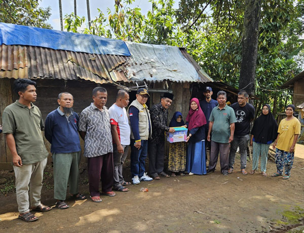 Bantuan Rumah Nenek Nurbaina Terus Berdatangan, Bupati, Baznas, dan Wali Nagari Bergerak Cepat 1 SERAHKAN—Baznas Lima Puluh Kota saat menyerahkan bantuan, kepada nenek Nurbaina, disaksikan tokoh muda Situjuah Limo Nagori, Fajar Rillah Vesky.