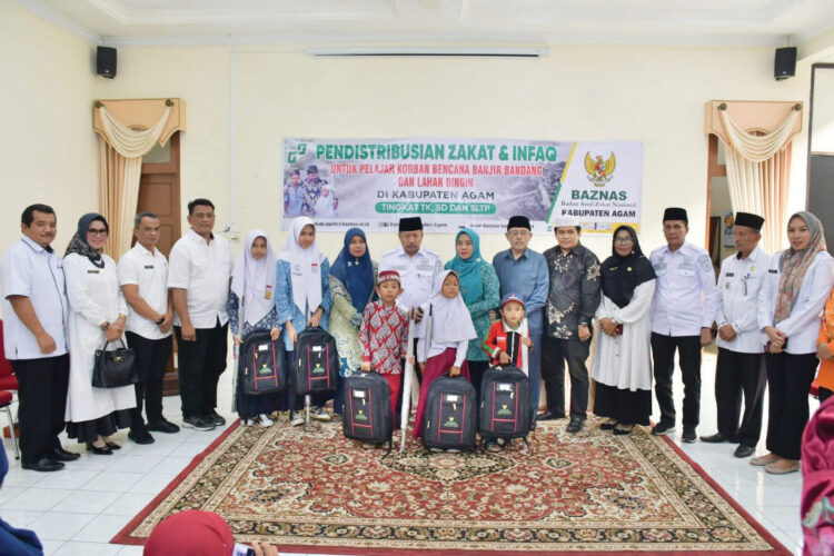 PENYALURAN ZAKAT— Bupati Agam Andri Warman menyalurkan secara simbolis zakat dan infaq dari Baznas Kabupaten Agam kepada 168 pelajar terdampak banjir bandang dan lahar dingin, Rabu (12/6) di Mess Pemkab Agam Belakang Balok.