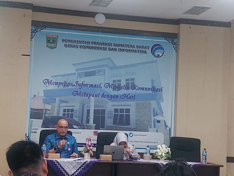 Bencana Berdampak Terhadap Pariwisata Sumbar, Siapkan 6 Langkah Strategis Atasi Penurunan Kunjungan Wisatawan 1 konferensi pers —Kepala Dinas Pariwisata Sumbar Luhur Budianda didampingi Kepala Dinas Kominfotik Sumbar, Siti Aisyah dan perwakilan Kepala OPD saat konferensi pers di Aula Kantor Dinas Kominfotik Sumbar, Jumat (21/6).