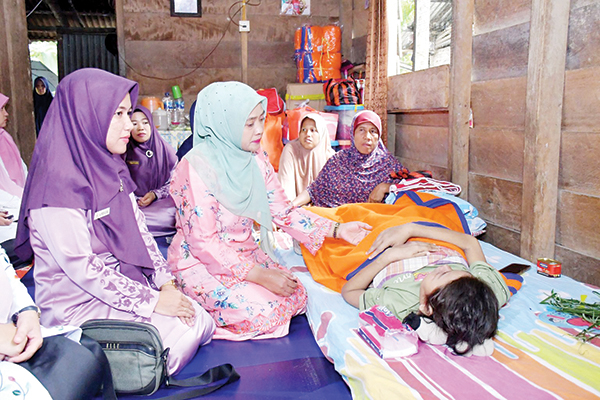 Beri Dukungan Moril, Ketua LKKS Kabupaten Agam Jenguk Anak Menderita Lupus 1 JENGUK— Ketua LKKS Kabupaten Agam, Ny Yenni Andri Warman, jenguk Indah Alwilda (19) seorang anak yang sedang berjuang melawan penyakit lupus, di Sitanang Kaciak, Jorong Pasar, Kecamatan Ampek Nagari, Kamis (13/6).