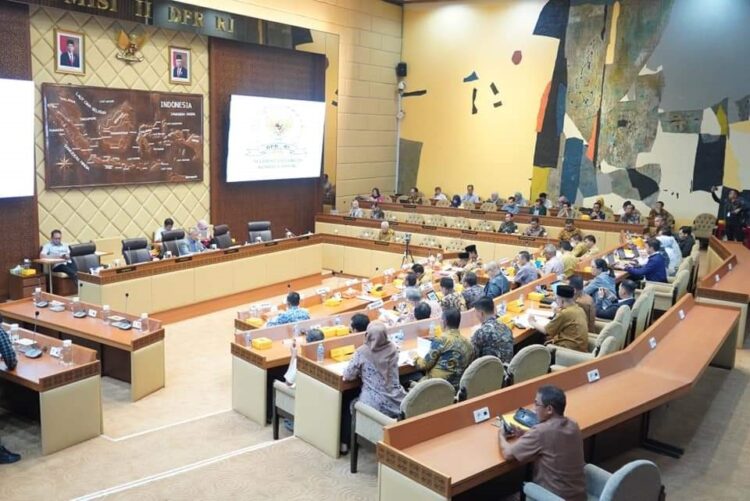 Bersama 13 Bupati dan Walikota se Sumbar, Bupati Eka Putra Hadiri RDP di DPR RI 1 Rapat Dengar Pendapat —Bupati Tanahdatar Eka Putra dan Wali Kota se Sumbar menghadiri Rapat Dengar Pendapat (RDP) di ruang sidang DPR RI, Senayan.