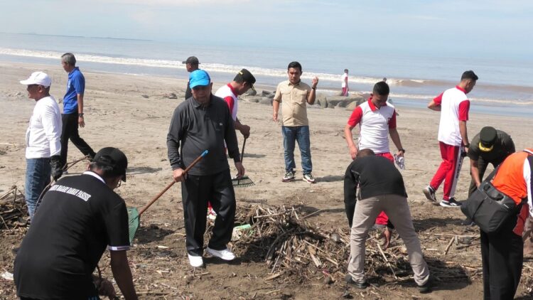 Polres Pasbar dan Forkopimda Bersihkan Pantai Muaro Sasak 1 BAKTI SOSIAL—Polres Pasaman Barat (Pasbar) menggelar Bakti Sosial Bersih Pantai Muaro Sasak dalam rangka memperingati Hari Bhayangkara Ke-78 Tahun 2024.