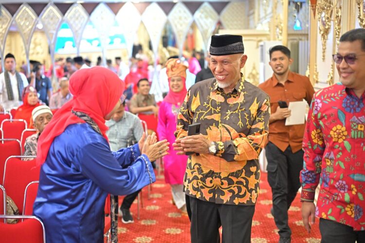 Bertemu Keluarga Solok Saiyo Sakato, Mahyeldi: S3 Banyak Orang Hebat dan Tokoh Sukses 1 HADIRI SILATURAHMI S3— Gubernur Mahyeldi menghadiri Musyawarah dan Silaturahmi Kumpulan Perantau Solok Saiyo Sakato (S3), Minggu (23/6).