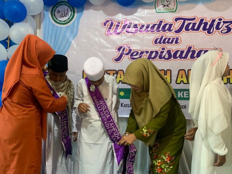WISUDA TAHFIZ— Bunda PAUD Pasaman Barat, Titi Hamsuardi menghadiri wisuda tahfiz dan pelepasan Raudhatul Athfal (RA) Tahfiz Al Azhar dari Yayasan Shoutul Azhar, Jorong Kasih Putih, Kecamatan Sungai Aur, Rabu (19/6).