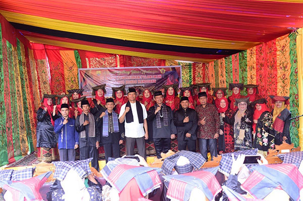 Bundo Kanduang Miliki Peran dalam Keluarga dan Masyarakat 1 PELANTIKAN BUNDO KANDUANG—Pj Wako Pariaman Roberia, menghadiri pelantikan pengurus Bundo Kanduang Kelurahan Lohong, Kecamatan Pariaman Tengah, Kota Pariaman.