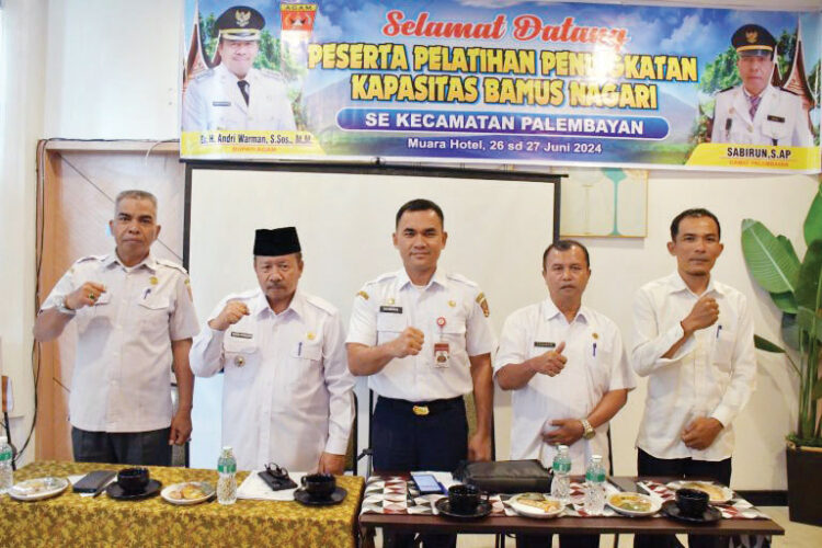 Bupati Tekankan Peran Bamus dalam Mendukung Pemerintahan Nagari 1 PELATIHAN BAMUS— Bupati Agam Andri Warman, secara resmi membuka pelatihan Badan Pemusyawaratan Nagari (Bamus) se-Kecamatan Palembayan di Hotel Muaro, Nagari Padang Lua, Kecamatan Banuhampu, Rabu, (26/6).