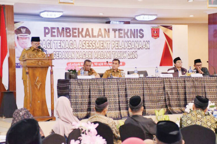 Pembekalan Tenaga Assesment GNM, Bupati Minta Berikan Penilaian Secara Objektif 1 PEMBEKALAN— Bupati Agam Andri Warman membuka pembekalan bagi tim evaluasi GNM, di Hotel Sakura Lubuk Basung, Senin (10/5).