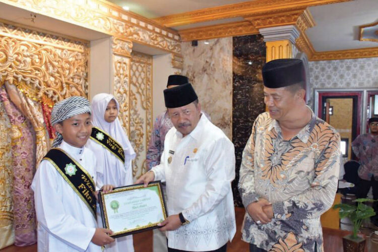 Rumah Tahfidz Sahabat Quran, Gelar Prosesi Wisuda dan Pelepasan Murid TK 1 PENYERAHAN SERTIFIKAT— Bupati Agam Andri Warman menyerahkan sertifikat serta piagam saat kegiatan wisuda akbar ke-II Rumah Tahfidz Sahabat Qur’an dan Pelepasan TK Tahfidz Sahabat Qur’an di Aula Hotel Sultan Syariah, Nagari Ampang Gadang, Kecamatan Ampek Angkek, Minggu, (23/6).