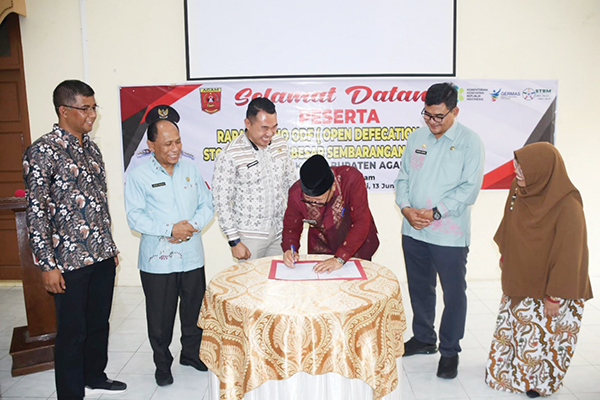Bupati Hadiri Rapat Pleno Persiapan Deklarasi OFD Tingkat Kabupaten Agam 1 RAPAT PLENO— Bupati Agam Andri Warman hadiri rapat pleno persiapan deklarasi ODF (Open Defecation Free- Stop Buang Air Besar Sembarangan : BABS) tingkat Kabupaten Agam, di Mess Pemkab Agam Belakang Balok Bukittinggi, Kamis (13/6).