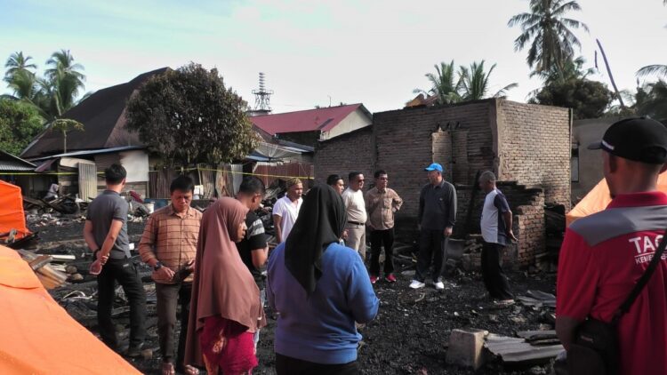 Bupati Hamsuardi Sambangi Korban Kebakaran di Pasar Sasak 1 TINJAU—Bupati Pasaman Barat (Pasbar), Hamsuardi, didampingi oleh Kepala Pelaksana BPBD Jhon Edwar, Kepala Dinas Sosial Randy Hendrawan, Wali Nagari Sasak, Jorong Padang Halaban, dan stakeholder terkait meninjau sekaligus menyambangi korban kebakaran yang terjadi di Pasar Sasak Ranah Pasisie.