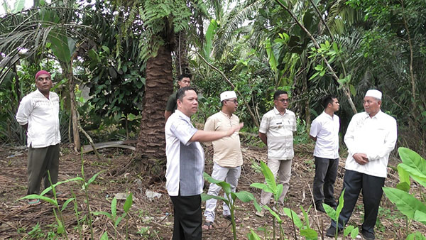 KUNJUNGAN— Bupati Pasbar Hamsuardi didampingi oleh Kepala Dinas Pendidikan Adrianto, Sekretaris DPMN Syaikhul Putra, perwakilan PUPR, Camat Sasak Ranah Pasisie Yeni Tunida, dan stakeholder terkait kunjungi lokasi sekolah untuk SDN 08 Sasak.