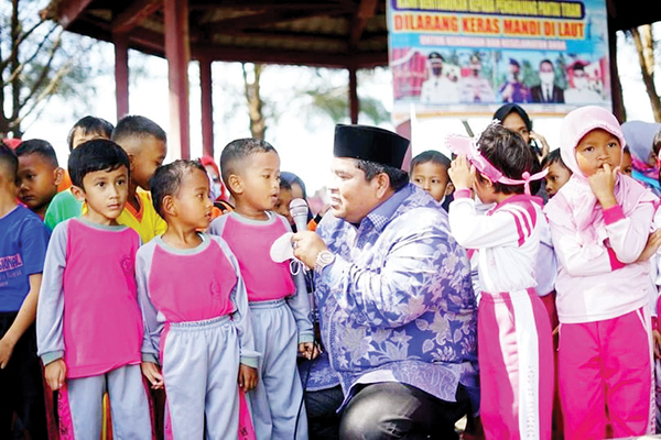 BERSAMA— Bupati Padangpariaman Suhatri Bur saat acara bersama anak-anak TK se Padangpariaman.