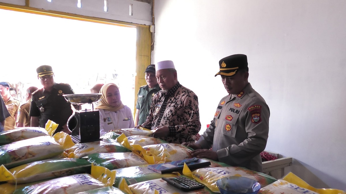 Bupati Pasbar Hamsuardi bersama Kapolres Pasbar AKBP Agung Tribawanto saksikan hasil produksi pertanian