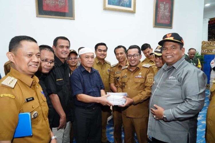 Bupati Suhatri Bur Kembali Serahkan Bantuan Banjir Bandang 1 SERAHKAN BANTUAN— Penyerahan bantuan untuk korban bancana banjir bandang pada Bupati Eka Putra, disaksikan Bupati Padangpariaman Suhatri Bur