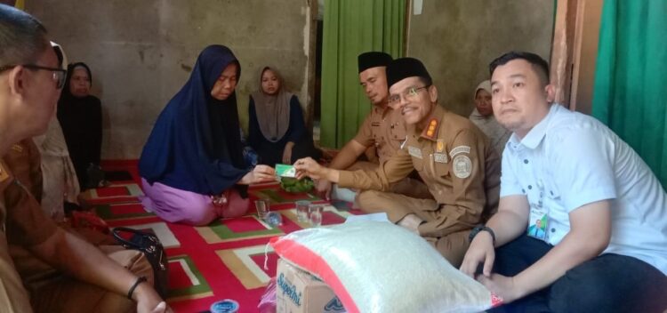 SERAHKAN BANTUAN— Bupati Limapuluh Kota Safarudin menyerahkan bantuan kepada keluarga korban tanah longsor di Nagari Gurun.