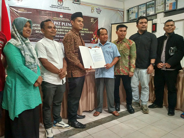 Serahkan Syarat Dukungan Perbaikan, Ferizal Ridwan-Dedi Henidal Optimis Lolos Vermin dan Verfak 1 SERAHKAN TANDA TERIMA— Ketua KPU Lima Puluh Kota Okto Rizaldi menyerahkan surat tanda diterimanya syarat dukungan perbaikan kesatu kepada Ferizal Ridwan di Kantor KPU Lima Puluh Kota disaksikan Bawaslu Lima Puluh Kota, Jumat (7/6).