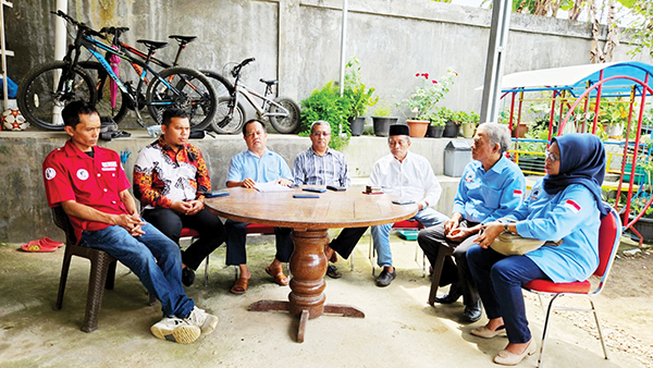 KPU Nyatakan Belum Memenuhi Syarat, Ferizal Ridwan-Dedi Henidal Optmis Lolos Bacalon Pilkada Jalur Perseorangan 1 EKSPOS— Ferizal Ridwan-Dedi Henidal saat mengekspos hasil vermin syarat dukungan kepada wartawan.