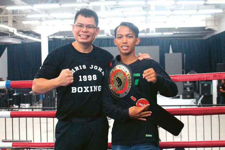 Cara Chris John Giatkan Tinju Pro Tanah Air, Gelar Ring Tarkam Antarkampus dan Dikemas ala Anak Muda 1 CARI BAKAT— Chris John bersama juara Ring Tarkam edisi pertama, Sandika Pratama Putra, di Surabaya (11/5).