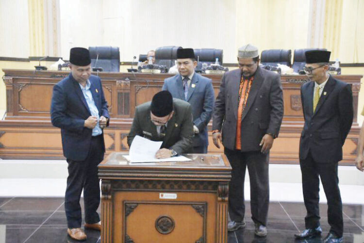 Ranperda APBD 2023 Disepakati jadi Perda 1 TANDATANGAN—
Bupati Agam Andri Warman menandatangani kesepakatan bersama antara DPRD dan Pemerintah Kabupaten Agam dalam rapat paripurna penyampaian pandangan akhir fraksi, Senin (10/6) di Aula Utama DPRD Agam.\