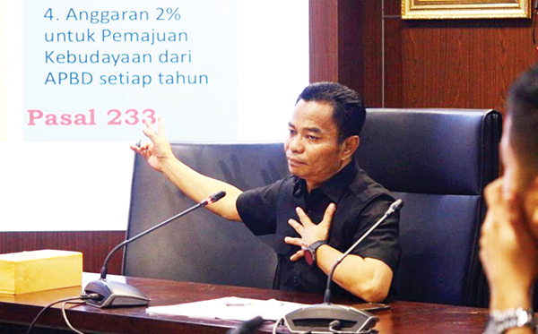 Pastikan Nilai Kearifan Lokal jadi Kebutuhan Daerah, DPRD Sumbar Berupaya Sempurnakan Ranperda Kebudayaan 1 BERI KETERANGAN— Ketua Tim Pembahasan Ranperda dari Komisi V DPRD Sumbar, Hidayat saat memberikan keterangan dalam jumpa pers, Senin (3/6).