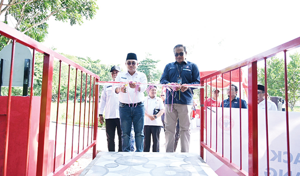 PT Semen Padang Resmikan Jembatan Jogging Track di Taman Bukit Gelanggang Dumai 1 PERESMIAN JEMBATAN JOGGING— Kepala Departemen Komunikasi & Hukum Perusahaan PT Semen Padang Iskandar Z Lubis (kanan) bersama Asisten Administrasi Umum Pemko Dumai Muhammad Syafi’ie (kiri) melakukan pemotongan pita peresmian Jembatan Jogging Track di Taman Bukit Gelanggang Kota Dumai, Rabu (5/6/).