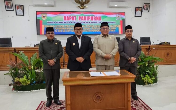 PERSETUJUAN PERDA— Pimpinan Dewan Perwakilan Rakyat Daerah (DPRD) Tanah Datar usai menggelar rapat paripurna persetujuan ranperda menjadi perda.