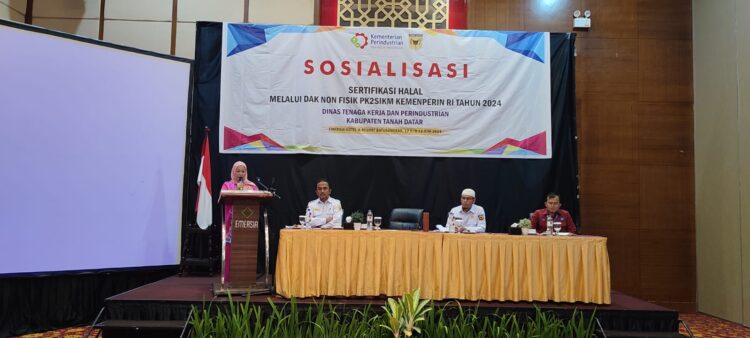 Dinas Nakerin Tanah Datar mengadakan Sosialisasi dan Sertifikasi Halal untuk
