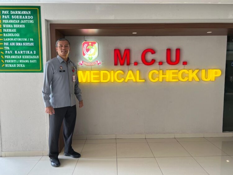 CHEK UP—Pj Wali Kota Pariaman Roberia, melakukan Medical Check Up (MCU) di Rumah Sakit Pusat Angkatan Darat (RSPAD) Jakarta.