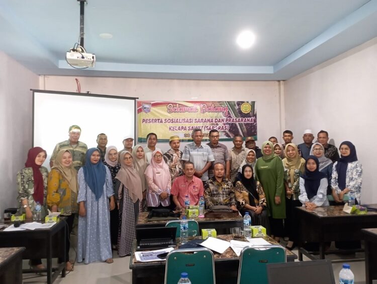 FOTO BERSAMA— Pelaksana tugas Kepala Dinas Perkebunan dan Peternakan Afrizal, usai kegiatan foto bersama.